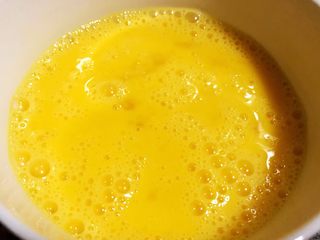 4、番茄鸡蛋拌意面,鸡蛋打入碗中打散打匀