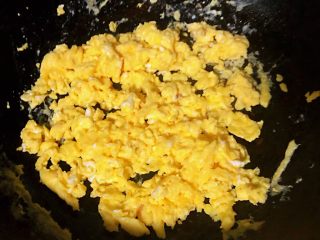 5、番茄鸡蛋拌意面,锅中倒入适量底油加热再倒入蛋液炒至八分熟盛出装入容器中