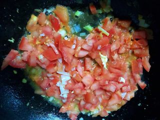 6、番茄鸡蛋拌意面,锅中从新倒入少许油加热放入葱爆香再放入番茄同时放点盐翻炒