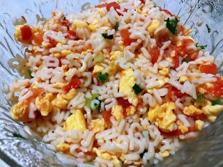 9、番茄鸡蛋拌意面,炒好的番茄鸡蛋和意面拌均匀