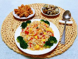 11、番茄鸡蛋拌意面,搭配软炸肉和鹌鹑蛋一起来吃就是标配哦