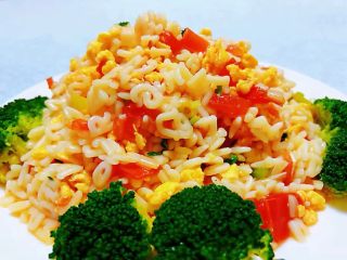 10、番茄鸡蛋拌意面,鲜美可口的番茄鸡蛋拌意面装入盘中摆上西兰花做装饰