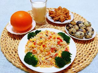 12、番茄鸡蛋拌意面,来杯牛奶和水果营养更加均衡