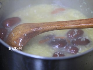 9、小米红枣粥,搅拌均匀，关火。