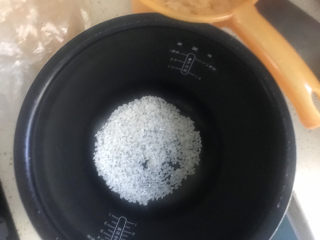 3、紫薯银耳粥,抓一把大米，清洗干净