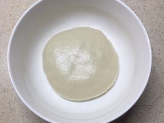 5、千层饼,将a料混合，揉成光滑的面团。