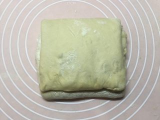 11、千层饼,上下往中间1/3处折叠。