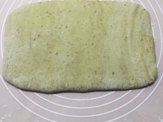 14、千层饼,翻过来擀开呈1.5-2cm的厚度。