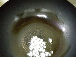 4、青椒土豆丝,油锅烧热，放油，蒜片爆香