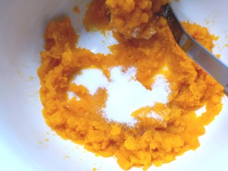 8、南瓜糯米夹心饼,白糖放入南瓜中,压成泥