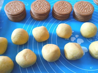 10、南瓜糯米夹心饼,搓成长条,揪出同等大小的剂子,45克一个