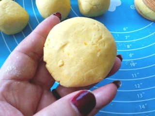11、南瓜糯米夹心饼,揉好的剂子压成和饼干大小的饼,放饼干上