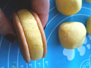 12、南瓜糯米夹心饼,在放上一片饼干,正好型