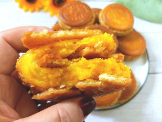 18、南瓜糯米夹心饼,外面饼干酥脆,里面南瓜糯米面软糯香甜。