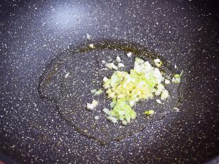 5、鱼香茄条,锅中倒入适量的食用油烧热,放入葱姜蒜炒出香味