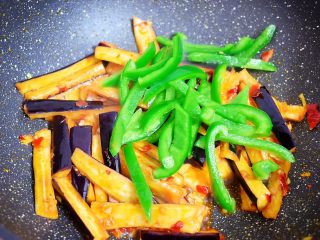 8、鱼香茄条,加入青椒,翻炒至断生