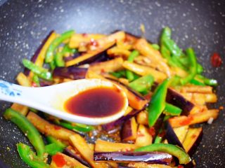 10、鱼香茄条,加入生抽