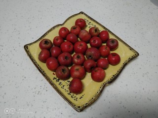 1、糖雪球,山楂洗净。