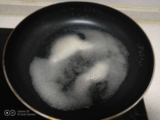 6、糖雪球,加入清水。