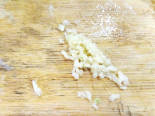 2、鲜肉小笼包,剥去蒜衣,也切碎。