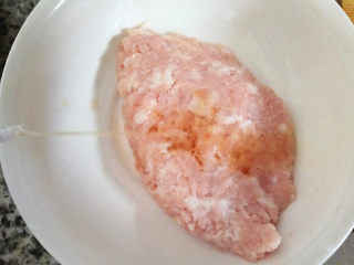 6、鲜肉小笼包,剁好的肉糜放入大碗中,倒入料酒。
