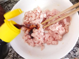 10、鲜肉小笼包,倒入适量生抽。