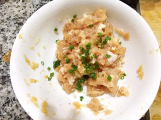 11、鲜肉小笼包,再放入切好的葱末。用筷子搅拌均匀。