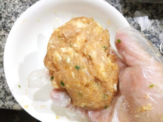 12、鲜肉小笼包,最好是戴上一次性手套,将肉馅摔打几下,使其上劲,这样口感更好。