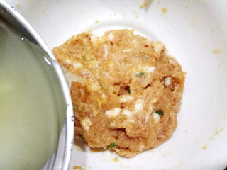 13、鲜肉小笼包,然后倒入姜蒜水,加多少视情况而定。