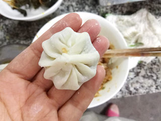 15、鲜肉小笼包,直到捏紧收口,小笼包就做好了。