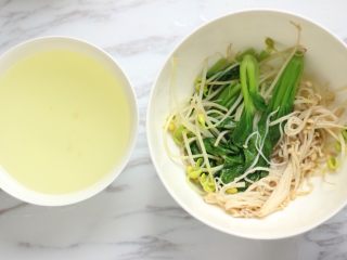 4、麻辣水煮鱼,焯蔬菜的水备用；焯好的蔬菜码在碗底。