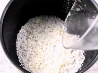 3、烧卖，一种严重被低估的食物,再将泡发好的糯米倒入电饭煲，加入少许清水，煮熟