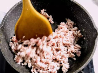 4、烧卖，一种严重被低估的食物,热锅冷油，倒入肉末炒至变色，倒入料酒、生抽、老抽、盐、糖，炒匀