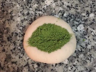 4、雙色抹茶饅頭,150g麵糰加入4g抹茶粉，揉勻。（如太乾可以手稍沾濕再繼續揉）