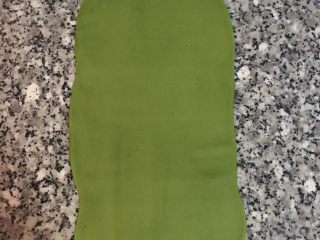 7、雙色抹茶饅頭,抹茶麵糰也重覆ㄧ樣的步驟，最後也是桿成長方型。