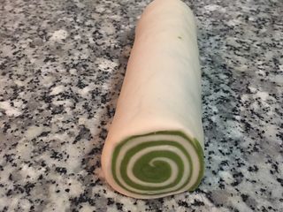 9、雙色抹茶饅頭,去頭去尾，切掉不齊的部份，