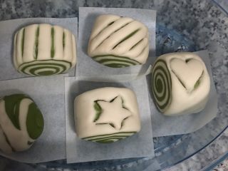 10、雙色抹茶饅頭,發酵後麵糰已漲大，且側邊微凸。