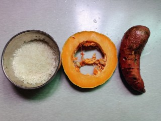 1、红薯南瓜粥,食材准备好：大米，南瓜，红薯