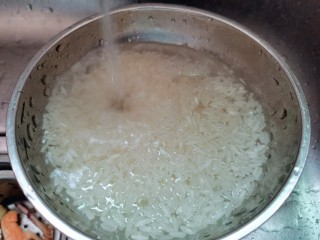 2、红薯南瓜粥,大米淘洗干净