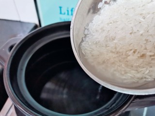 3、红薯南瓜粥,沥干水份倒砂锅里