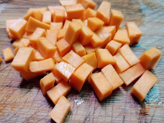 6、红薯南瓜粥,南瓜切小块