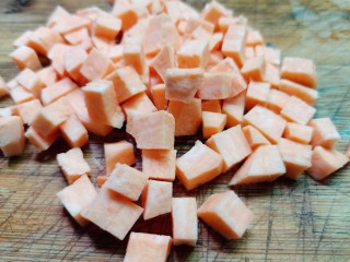 7、红薯南瓜粥,红薯同样切小块