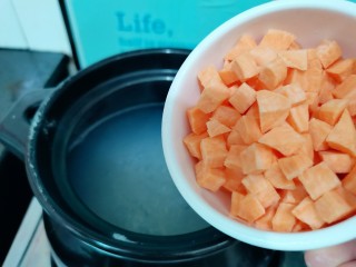 8、红薯南瓜粥,切好的红薯倒入砂锅里