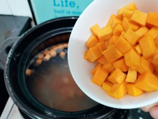 9、红薯南瓜粥,依次倒入南瓜