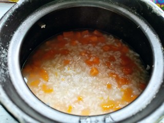 11、红薯南瓜粥,煮至熟透了即可