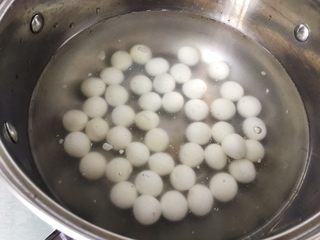 2、快手小食 酒酿圆子,水烧开后把圆子放入，小火慢煮（小火慢煮出来的汤圆不会破皮）