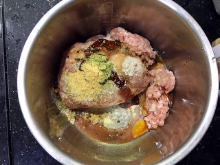 4、灌汤小笼包,除水、皮冻外，加入全部调料