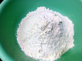 5、灌汤小笼包,面粉中加入方子中的水，混合