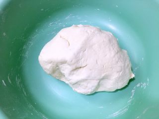 6、灌汤小笼包,揉成面团，不用太光滑，盖上盖子