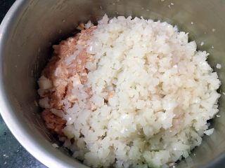 8、灌汤小笼包,取出肉馅加入皮冻
